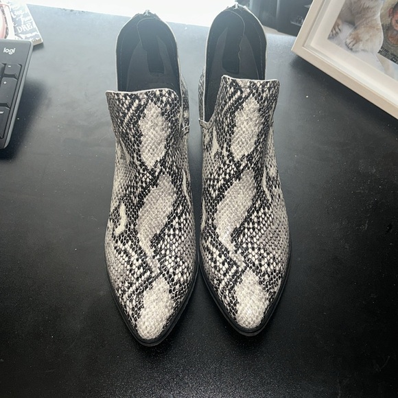 Blondo weatherproof snake skin print booties size 8.5 - Picture 2 of 9